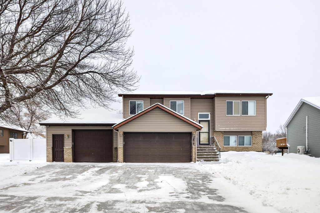 2814 Village Green Drive, Moorhead, MN 56560