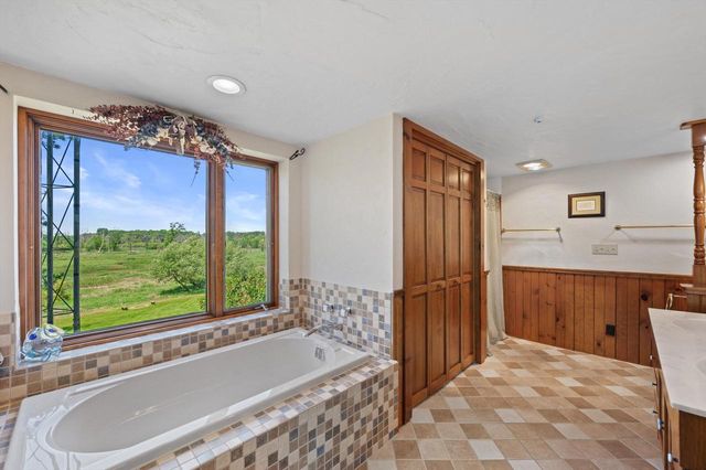 N9523 N River ROAD, Ixonia, WI 53036