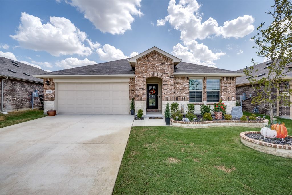 5529 Legends Way, Krum, TX 76249
