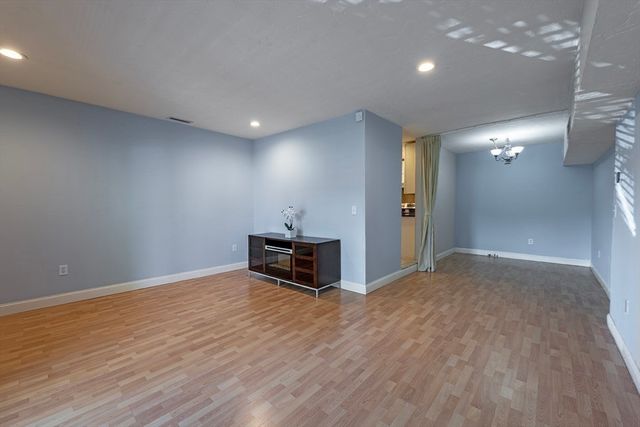 148 Presidents Ln 1, Quincy, MA 02169