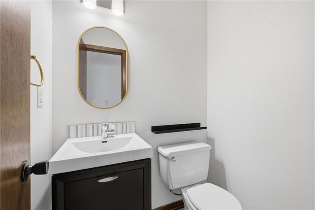 8633 W 89th Street, Overland Park, KS 66212