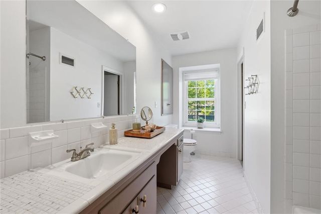 8633 W 89th Street, Overland Park, KS 66212
