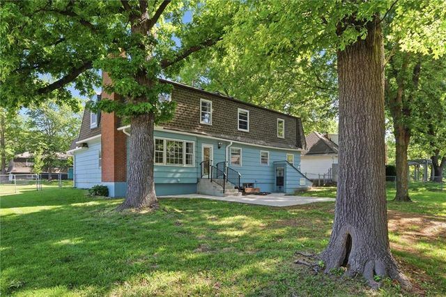 8633 W 89th Street, Overland Park, KS 66212