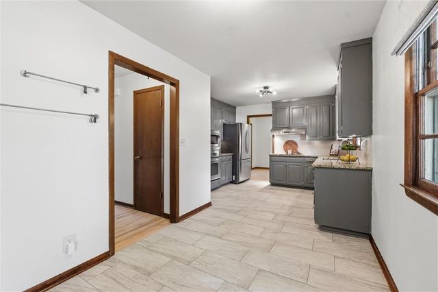 8633 W 89th Street, Overland Park, KS 66212