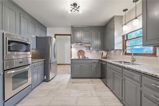 8633 W 89th Street, Overland Park, KS 66212