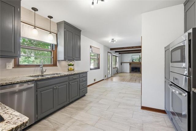 8633 W 89th Street, Overland Park, KS 66212