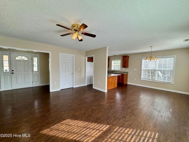 301 W Willowood Lane, Jacksonville, NC 28546