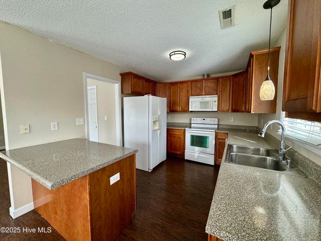 301 W Willowood Lane, Jacksonville, NC 28546