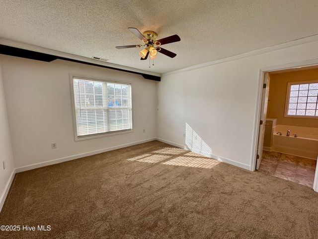 301 W Willowood Lane, Jacksonville, NC 28546