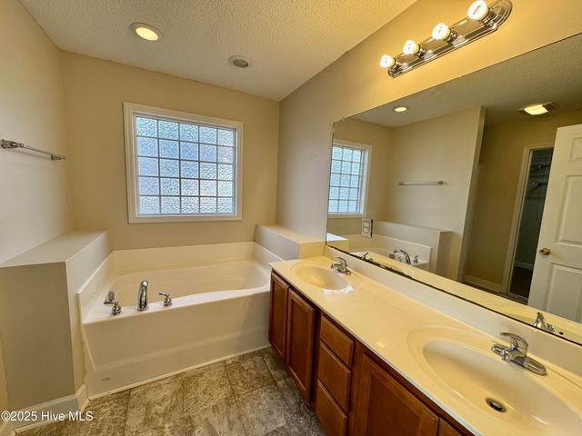301 W Willowood Lane, Jacksonville, NC 28546