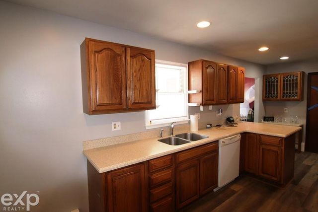 60 Riverside Drive, Mount Clemens, MI 48043