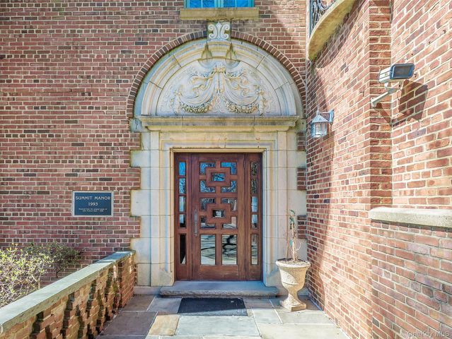 155 Estate Court, Roslyn Heights, NY 11577