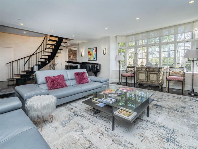 155 Estate Court, Roslyn Heights, NY 11577