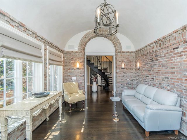 155 Estate Court, Roslyn Heights, NY 11577