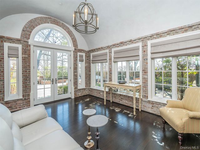 155 Estate Court, Roslyn Heights, NY 11577