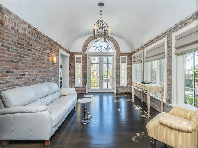 155 Estate Court, Roslyn Heights, NY 11577