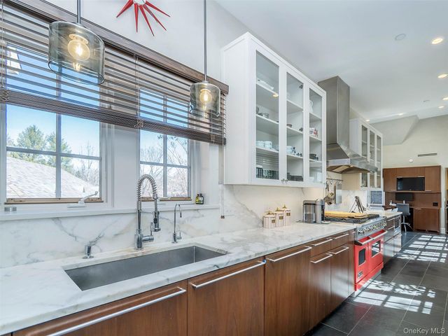 155 Estate Court, Roslyn Heights, NY 11577