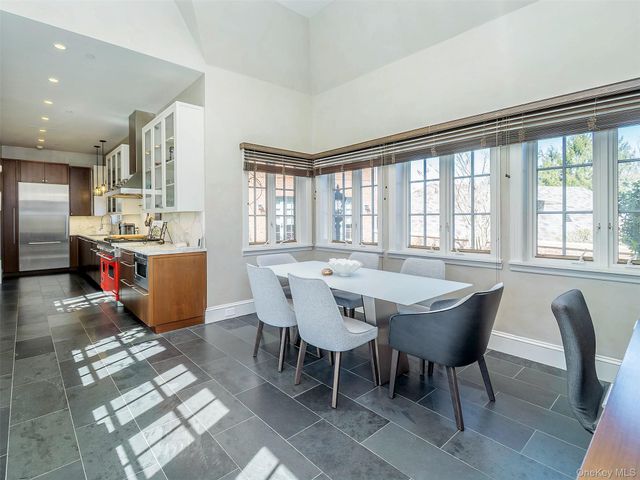 155 Estate Court, Roslyn Heights, NY 11577