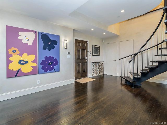 155 Estate Court, Roslyn Heights, NY 11577