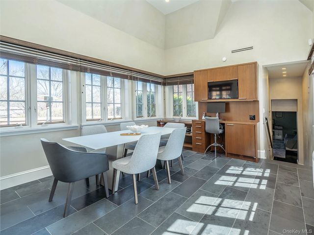 155 Estate Court, Roslyn Heights, NY 11577