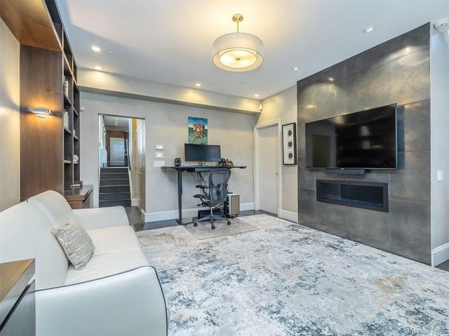 155 Estate Court, Roslyn Heights, NY 11577