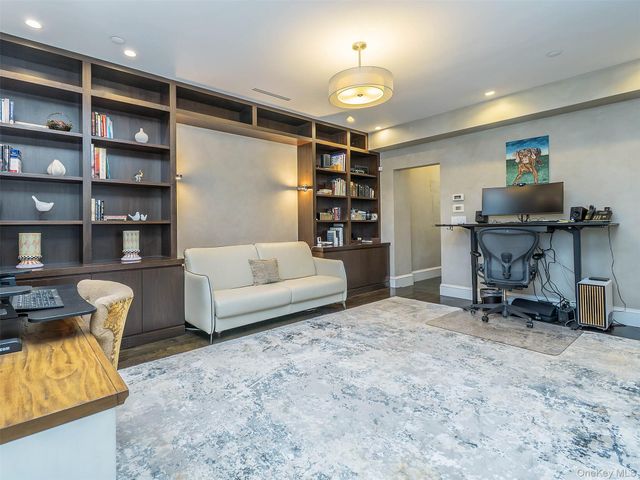 155 Estate Court, Roslyn Heights, NY 11577