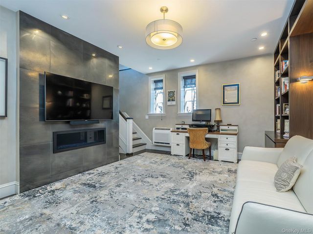 155 Estate Court, Roslyn Heights, NY 11577