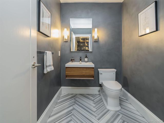 155 Estate Court, Roslyn Heights, NY 11577