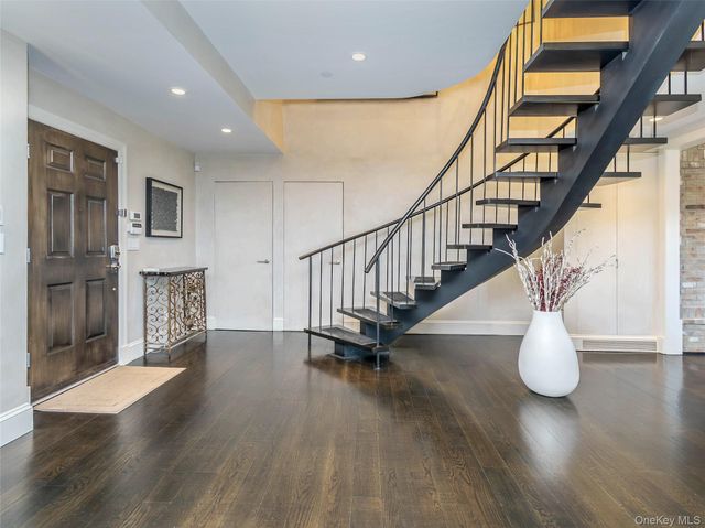 155 Estate Court, Roslyn Heights, NY 11577