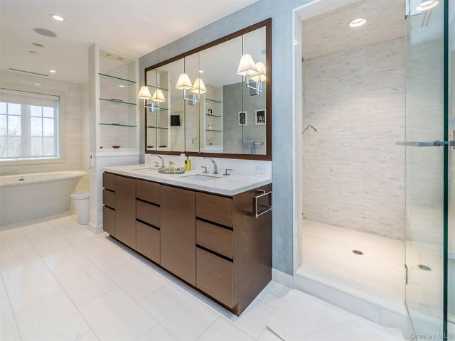 155 Estate Court, Roslyn Heights, NY 11577