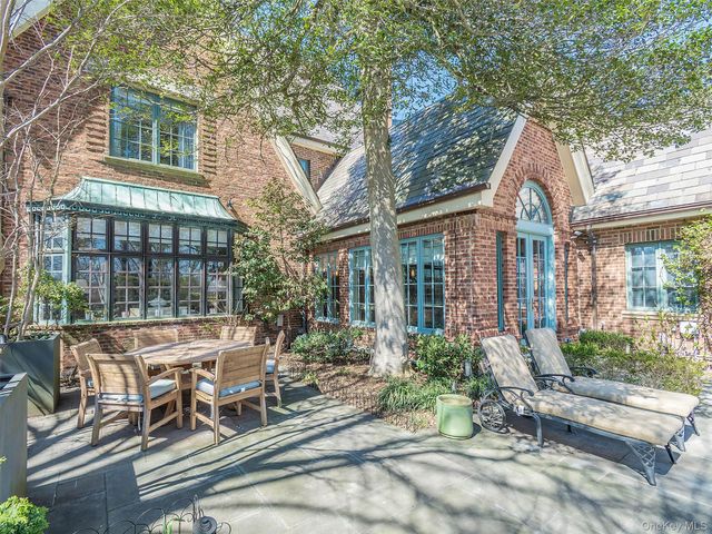 155 Estate Court, Roslyn Heights, NY 11577