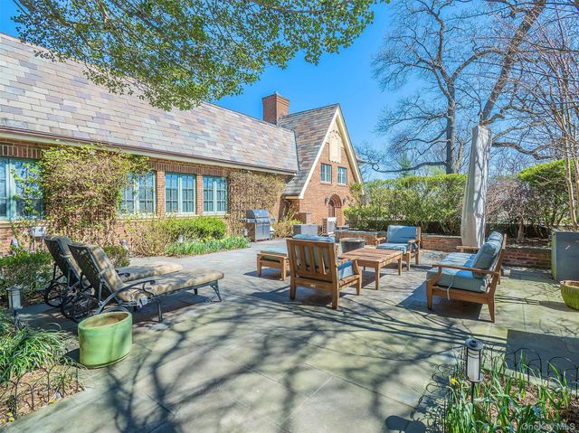 155 Estate Court, Roslyn Heights, NY 11577