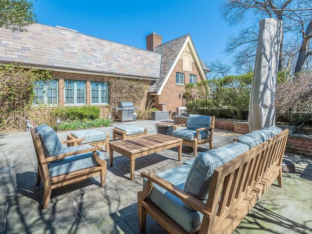 155 Estate Court, Roslyn Heights, NY 11577