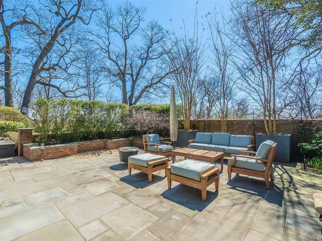 155 Estate Court, Roslyn Heights, NY 11577