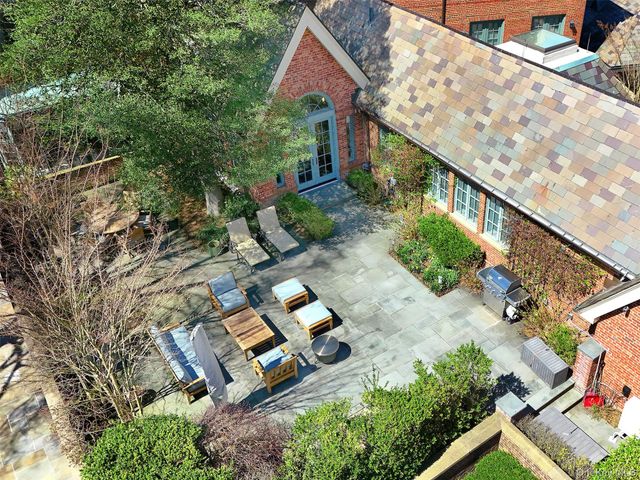 155 Estate Court, Roslyn Heights, NY 11577