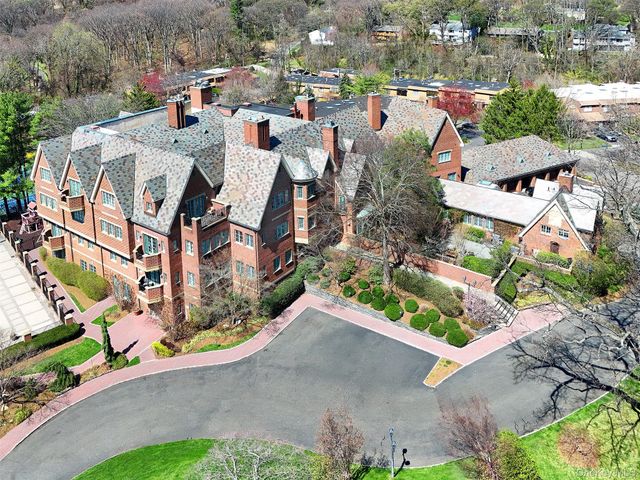 155 Estate Court, Roslyn Heights, NY 11577