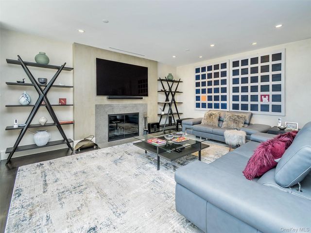 155 Estate Court, Roslyn Heights, NY 11577