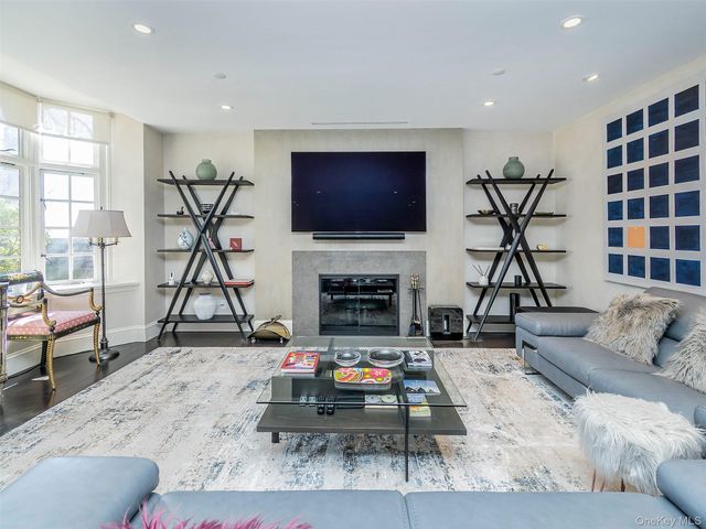 155 Estate Court, Roslyn Heights, NY 11577
