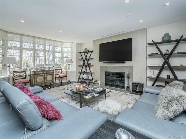 155 Estate Court, Roslyn Heights, NY 11577