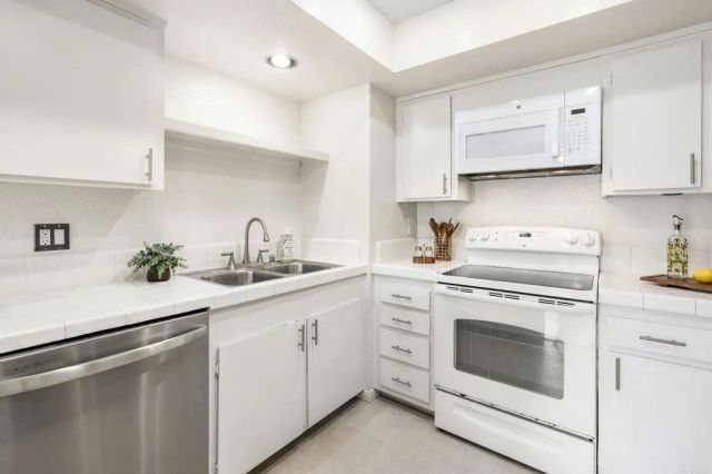 694 Ascot Drive, Vista, CA 92083