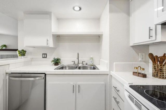 694 Ascot Drive, Vista, CA 92083