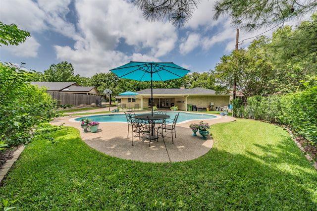 2872 winterhaven, Hurst, TX 76054