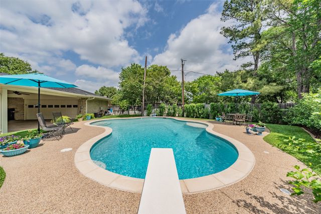 2872 winterhaven, Hurst, TX 76054