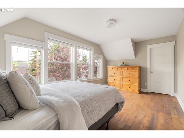 1212 Se HARNEY St, Portland, OR 97202