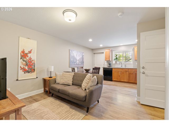 1212 Se HARNEY St, Portland, OR 97202