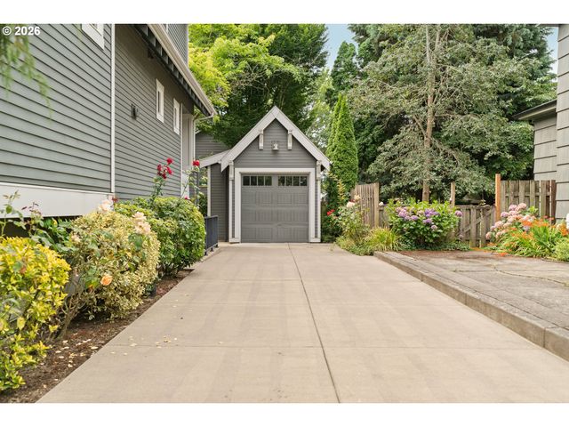 1212 Se HARNEY St, Portland, OR 97202