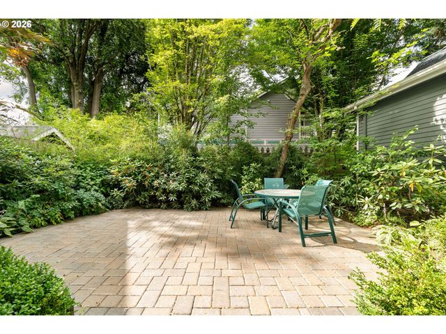 1212 Se HARNEY St, Portland, OR 97202