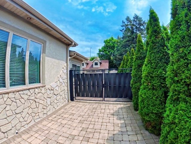 2519 Parkwood Lane, Des Plaines, IL 60018