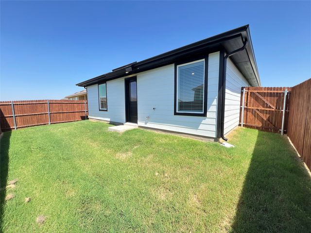 5557 Rollins Drive, Krum, TX 76249