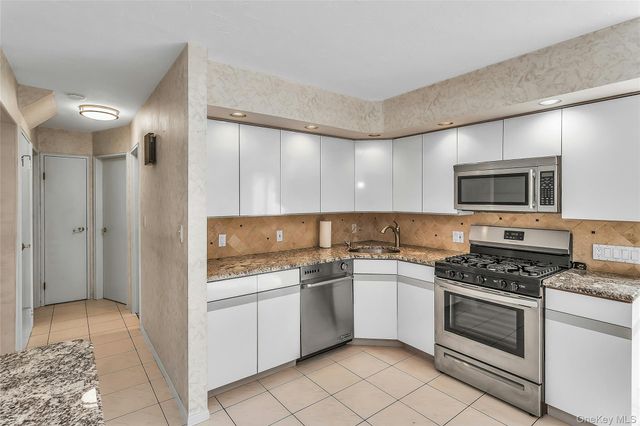 472 Chelsea Avenue, West Babylon, NY 11704